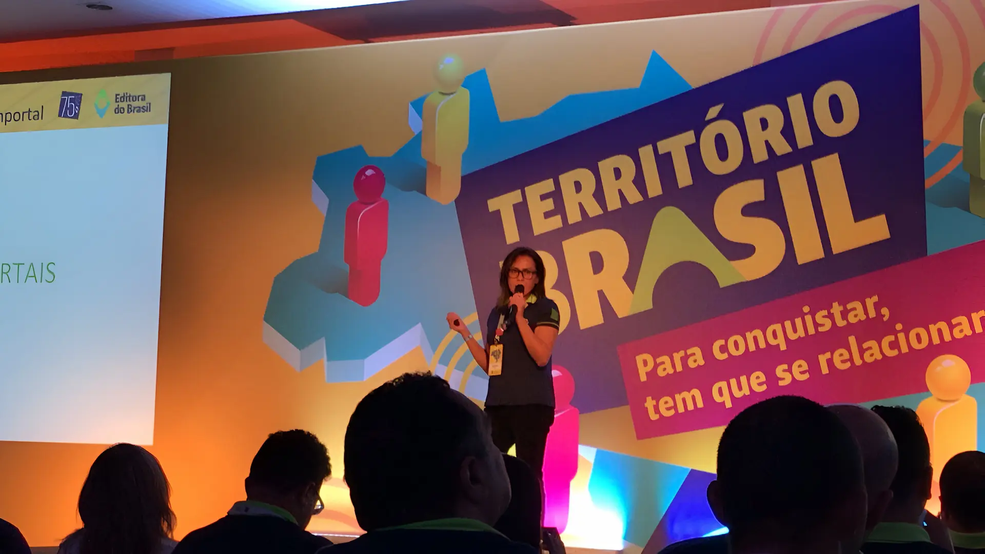 Ethel Shuña palestrando no palco do evento Território Brasil, da Editora do Brasil